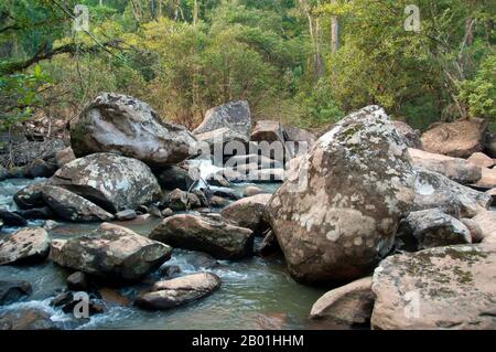 Thaïlande : chute d'eau de Tat Huang (Namtok Nam Hueang), également connue sous le nom de chute d'eau Thai-Lao ou chute d'eau internationale, parc national de Phu Suan Sai, province de Loei. La province de Loei est située dans le nord-est supérieur de la Thaïlande. Les provinces voisines sont (de l'est dans le sens des aiguilles d'une montre) Nong Khai, Udon Thani, Nongbua Lamphu, Khon Kaen, Phetchabun, Phitsanulok. Au nord, elle borde les provinces de Xaignabouli et Vientiane du Laos. La province est couverte de basses montagnes, tandis que la capitale Loei est située dans un bassin fertile. La rivière Loei, qui traverse la province, est un affluent du Mékong. Banque D'Images