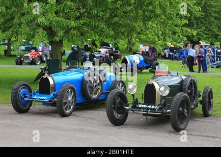 Voitures Bugatti anciennes stationnées à Prescott speed cohlimp, près de Cheltenham, Gloucestershire, Angleterre, Royaume-Uni. Banque D'Images