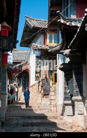 Chine : les rues sinueuses de la vieille ville de Lijiang, province du Yunnan. Les Naxi ou Nakhi sont un groupe ethnique habitant les contreforts de l'Himalaya dans la partie nord-ouest de la province du Yunnan, ainsi que la partie sud-ouest de la province du Sichuan en Chine. On pense que les Naxi sont originaires du Tibet et, jusqu'à récemment, entretenaient des liens commerciaux terrestres avec Lhassa et l'Inde. Les Naxi forment l'un des 56 groupes ethniques officiellement reconnus par la République populaire de Chine. Les Naxi sont traditionnellement adeptes de la religion Dongba. Banque D'Images