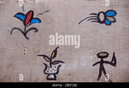 Chine : script pictographique Dongba (Naxi) sur un mur de maison, vieille ville de Lijiang, province du Yunnan. Les Naxi ou Nakhi sont un groupe ethnique habitant les contreforts de l'Himalaya dans la partie nord-ouest de la province du Yunnan, ainsi que la partie sud-ouest de la province du Sichuan en Chine. On pense que les Naxi sont originaires du Tibet et, jusqu'à récemment, entretenaient des liens commerciaux terrestres avec Lhassa et l'Inde. Les Naxi forment l'un des 56 groupes ethniques officiellement reconnus par la République populaire de Chine. Les Naxi sont traditionnellement adeptes de la religion Dongba. Banque D'Images