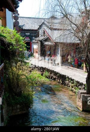 Chine : de jolis ruisseaux traversent le cœur de la vieille ville de Lijiang, province du Yunnan. Les Naxi ou Nakhi sont un groupe ethnique habitant les contreforts de l'Himalaya dans la partie nord-ouest de la province du Yunnan, ainsi que la partie sud-ouest de la province du Sichuan en Chine. On pense que les Naxi sont originaires du Tibet et, jusqu'à récemment, entretenaient des liens commerciaux terrestres avec Lhassa et l'Inde. Les Naxi forment l'un des 56 groupes ethniques officiellement reconnus par la République populaire de Chine. Les Naxi sont traditionnellement adeptes de la religion Dongba. Banque D'Images