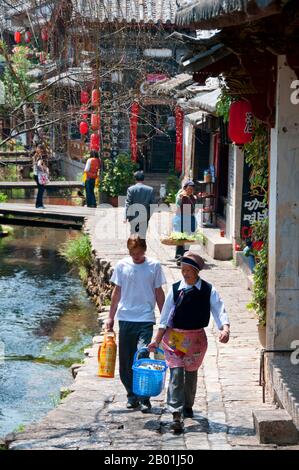 Chine : de jolis ruisseaux traversent le cœur de la vieille ville de Lijiang, province du Yunnan. Les Naxi ou Nakhi sont un groupe ethnique habitant les contreforts de l'Himalaya dans la partie nord-ouest de la province du Yunnan, ainsi que la partie sud-ouest de la province du Sichuan en Chine. On pense que les Naxi sont originaires du Tibet et, jusqu'à récemment, entretenaient des liens commerciaux terrestres avec Lhassa et l'Inde. Les Naxi forment l'un des 56 groupes ethniques officiellement reconnus par la République populaire de Chine. Les Naxi sont traditionnellement adeptes de la religion Dongba. Banque D'Images