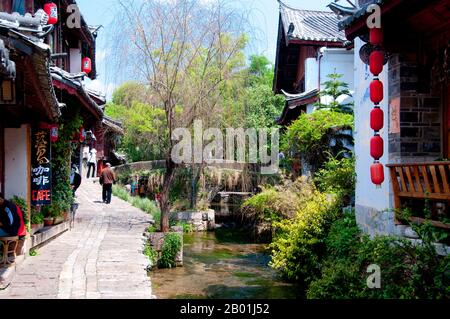 Chine : de jolis ruisseaux traversent le cœur de la vieille ville de Lijiang, province du Yunnan. Les Naxi ou Nakhi sont un groupe ethnique habitant les contreforts de l'Himalaya dans la partie nord-ouest de la province du Yunnan, ainsi que la partie sud-ouest de la province du Sichuan en Chine. On pense que les Naxi sont originaires du Tibet et, jusqu'à récemment, entretenaient des liens commerciaux terrestres avec Lhassa et l'Inde. Les Naxi forment l'un des 56 groupes ethniques officiellement reconnus par la République populaire de Chine. Les Naxi sont traditionnellement adeptes de la religion Dongba. Banque D'Images