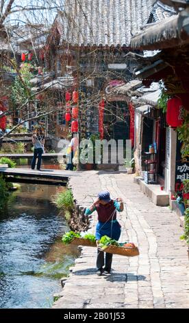 Chine : de jolis ruisseaux traversent le cœur de la vieille ville de Lijiang, province du Yunnan. Les Naxi ou Nakhi sont un groupe ethnique habitant les contreforts de l'Himalaya dans la partie nord-ouest de la province du Yunnan, ainsi que la partie sud-ouest de la province du Sichuan en Chine. On pense que les Naxi sont originaires du Tibet et, jusqu'à récemment, entretenaient des liens commerciaux terrestres avec Lhassa et l'Inde. Les Naxi forment l'un des 56 groupes ethniques officiellement reconnus par la République populaire de Chine. Les Naxi sont traditionnellement adeptes de la religion Dongba. Banque D'Images