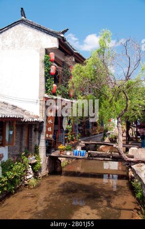 Chine : de jolis ruisseaux traversent le cœur de la vieille ville de Lijiang, province du Yunnan. Les Naxi ou Nakhi sont un groupe ethnique habitant les contreforts de l'Himalaya dans la partie nord-ouest de la province du Yunnan, ainsi que la partie sud-ouest de la province du Sichuan en Chine. On pense que les Naxi sont originaires du Tibet et, jusqu'à récemment, entretenaient des liens commerciaux terrestres avec Lhassa et l'Inde. Les Naxi forment l'un des 56 groupes ethniques officiellement reconnus par la République populaire de Chine. Les Naxi sont traditionnellement adeptes de la religion Dongba. Banque D'Images