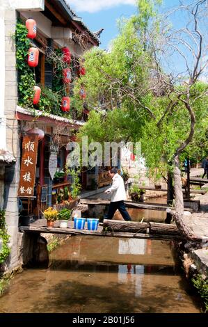 Chine : de jolis ruisseaux traversent le cœur de la vieille ville de Lijiang, province du Yunnan. Les Naxi ou Nakhi sont un groupe ethnique habitant les contreforts de l'Himalaya dans la partie nord-ouest de la province du Yunnan, ainsi que la partie sud-ouest de la province du Sichuan en Chine. On pense que les Naxi sont originaires du Tibet et, jusqu'à récemment, entretenaient des liens commerciaux terrestres avec Lhassa et l'Inde. Les Naxi forment l'un des 56 groupes ethniques officiellement reconnus par la République populaire de Chine. Les Naxi sont traditionnellement adeptes de la religion Dongba. Banque D'Images