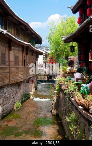 Chine : de jolis ruisseaux traversent le cœur de la vieille ville de Lijiang, province du Yunnan. Les Naxi ou Nakhi sont un groupe ethnique habitant les contreforts de l'Himalaya dans la partie nord-ouest de la province du Yunnan, ainsi que la partie sud-ouest de la province du Sichuan en Chine. On pense que les Naxi sont originaires du Tibet et, jusqu'à récemment, entretenaient des liens commerciaux terrestres avec Lhassa et l'Inde. Les Naxi forment l'un des 56 groupes ethniques officiellement reconnus par la République populaire de Chine. Les Naxi sont traditionnellement adeptes de la religion Dongba. Banque D'Images