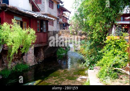 Chine : de jolis ruisseaux traversent le cœur de la vieille ville de Lijiang, province du Yunnan. Les Naxi ou Nakhi sont un groupe ethnique habitant les contreforts de l'Himalaya dans la partie nord-ouest de la province du Yunnan, ainsi que la partie sud-ouest de la province du Sichuan en Chine. On pense que les Naxi sont originaires du Tibet et, jusqu'à récemment, entretenaient des liens commerciaux terrestres avec Lhassa et l'Inde. Les Naxi forment l'un des 56 groupes ethniques officiellement reconnus par la République populaire de Chine. Les Naxi sont traditionnellement adeptes de la religion Dongba. Banque D'Images