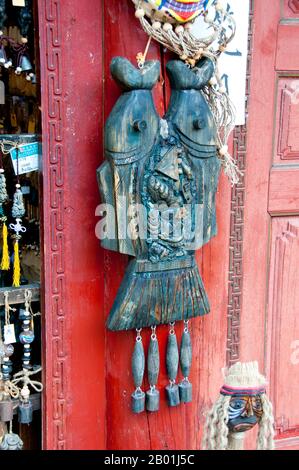 Chine : poisson, symbole de la culture Naxi, accroché devant un magasin d'artisanat, vieille ville de Lijiang, province du Yunnan. Les Naxi ou Nakhi sont un groupe ethnique habitant les contreforts de l'Himalaya dans la partie nord-ouest de la province du Yunnan, ainsi que la partie sud-ouest de la province du Sichuan en Chine. On pense que les Naxi sont originaires du Tibet et, jusqu'à récemment, entretenaient des liens commerciaux terrestres avec Lhassa et l'Inde. Les Naxi forment l'un des 56 groupes ethniques officiellement reconnus par la République populaire de Chine. Les Naxi sont traditionnellement adeptes de la religion Dongba. Banque D'Images