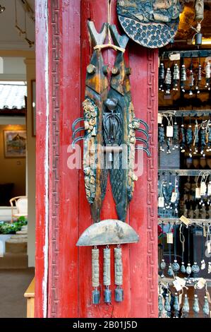 Chine : poisson, symbole de la culture Naxi, accroché devant un magasin d'artisanat, vieille ville de Lijiang, province du Yunnan. Les Naxi ou Nakhi sont un groupe ethnique habitant les contreforts de l'Himalaya dans la partie nord-ouest de la province du Yunnan, ainsi que la partie sud-ouest de la province du Sichuan en Chine. On pense que les Naxi sont originaires du Tibet et, jusqu'à récemment, entretenaient des liens commerciaux terrestres avec Lhassa et l'Inde. Les Naxi forment l'un des 56 groupes ethniques officiellement reconnus par la République populaire de Chine. Les Naxi sont traditionnellement adeptes de la religion Dongba. Banque D'Images