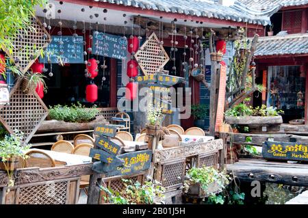 Chine : magasin d'artisanat, vieille ville de Lijiang, province du Yunnan. Les Naxi ou Nakhi sont un groupe ethnique habitant les contreforts de l'Himalaya dans la partie nord-ouest de la province du Yunnan, ainsi que la partie sud-ouest de la province du Sichuan en Chine. On pense que les Naxi sont originaires du Tibet et, jusqu'à récemment, entretenaient des liens commerciaux terrestres avec Lhassa et l'Inde. Les Naxi forment l'un des 56 groupes ethniques officiellement reconnus par la République populaire de Chine. Les Naxi sont traditionnellement adeptes de la religion Dongba. Banque D'Images