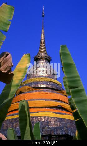 Thaïlande : main chedi, Wat Phra That Lampang Luang, nord de la Thaïlande. Wat Phra That Lampang Luang, le « Temple de la relique du Grand Bouddha de Lampang », remonte au 15e siècle et est un temple en bois de style Lanna trouvé dans le district de Ko Kha de la province de Lampang. Il se dresse au sommet d'un monticule artificiel et est entouré d'un mur de briques haut et massif. Le temple lui-même fait office de wiang (colonie fortifiée), et a été construit comme un temple fortifié. Banque D'Images