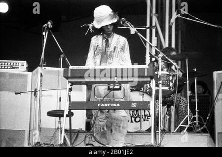 Le groupe Sly et la famille Stone pendant le célèbre festival Isle of Wight en 1970, on estime qu'entre 600 et 700 000 personnes y ont assisté. Samedi 29 Août 1970 Banque D'Images