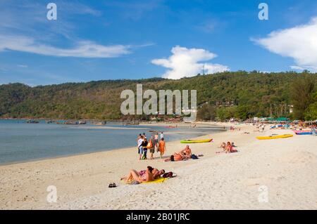 Thaïlande : bains de soleil, Ao Lo Dalum (Lo Dalum Bay), Ko Phi Phi Don, Ko Phi Phi. Ko Phi Phi se compose de deux îles, Phi Phi Leh et Phi Phi Don, situées au sud-est de Phuket. Tous deux font partie du parc marin national Hat Noppharat Thara Ko Phi Phi. Situé dans le centre de la mer de Phuket, Ko Phi Phi est presque à égale distance de Phuket et de Krabi et peut être atteint en bateau en environ deux heures. Phi Phi Don est la plus grande des deux îles, avec des collines pittoresques, des falaises abruptes, des plages de soie, des eaux azur et une vie remarquable d'oiseaux et de mer. Banque D'Images