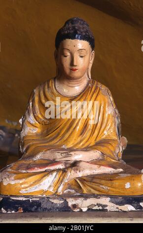 Sri Lanka : petite figure de Bouddha à Asgiriya Vihara (temple), Kandy. Asgiriya Vihara, le « Monastère de la montagne du cheval », a été construit par la famille de Pilima Talauve au début du 19e siècle, sur un terrain attenant à l’ancien terrain de crémation royal. L'Asgiriya Vihara est un temple plutôt petit et discret, mais comme l'un des sièges du pouvoir religieux de Goyigama, d'une grande importance. À partir du début du 19e siècle, pendant l'Esala Perahera, la relique sacrée de la dent serait déposée pour la dernière nuit du festival à l'Asgiriya Vihara. Banque D'Images