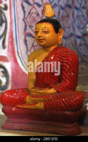 Sri Lanka : petite figure de Bouddha à Asgiriya Vihara (temple), Kandy. Asgiriya Vihara, le « Monastère de la montagne du cheval », a été construit par la famille de Pilima Talauve au début du 19e siècle, sur un terrain attenant à l’ancien terrain de crémation royal. L'Asgiriya Vihara est un temple plutôt petit et discret, mais comme l'un des sièges du pouvoir religieux de Goyigama, d'une grande importance. À partir du début du 19e siècle, pendant l'Esala Perahera, la relique sacrée de la dent serait déposée pour la dernière nuit du festival à l'Asgiriya Vihara. Banque D'Images