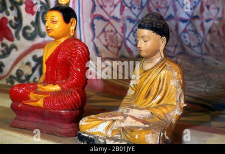 Sri Lanka : petites figures de Bouddha à Asgiriya Vihara (temple), Kandy. Asgiriya Vihara, le « Monastère de la montagne du cheval », a été construit par la famille de Pilima Talauve au début du 19e siècle, sur un terrain attenant à l’ancien terrain de crémation royal. L'Asgiriya Vihara est un temple plutôt petit et discret, mais comme l'un des sièges du pouvoir religieux de Goyigama, d'une grande importance. À partir du début du 19e siècle, pendant l'Esala Perahera, la relique sacrée de la dent serait déposée pour la dernière nuit du festival à l'Asgiriya Vihara. Banque D'Images