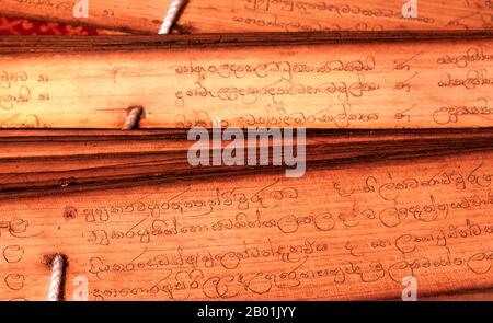 Sri Lanka : manuscrit de feuilles de palmier avec écritures religieuses, Asgiriya Vihara (temple), Kandy. Les manuscrits de feuilles de palmier sont fabriqués à partir de feuilles de palmier séchées. Ils ont servi de papier du monde antique dans certaines parties de l'Asie dès le XVe siècle avant notre ère, et peut-être beaucoup plus tôt. Ils ont été utilisés pour enregistrer des récits réels et mythiques en Asie du Sud et en Asie du Sud-est. Asgiriya Vihara, le « Monastère de la montagne du cheval », a été construit par la famille de Pilima Talauve au début du 19e siècle, sur un terrain attenant à l’ancien terrain de crémation royal. Banque D'Images