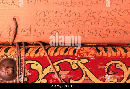 Sri Lanka : manuscrit de feuilles de palmier avec écritures religieuses, Asgiriya Vihara (temple), Kandy. Les manuscrits de feuilles de palmier sont fabriqués à partir de feuilles de palmier séchées. Ils ont servi de papier du monde antique dans certaines parties de l'Asie dès le XVe siècle avant notre ère, et peut-être beaucoup plus tôt. Ils ont été utilisés pour enregistrer des récits réels et mythiques en Asie du Sud et en Asie du Sud-est. Asgiriya Vihara, le « Monastère de la montagne du cheval », a été construit par la famille de Pilima Talauve au début du 19e siècle, sur un terrain attenant à l’ancien terrain de crémation royal. Banque D'Images