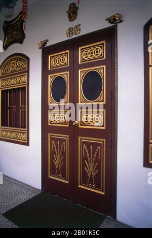 Thaïlande : façade traditionnelle sino-portugaise sur Thalang Road, vieille ville de Phuket. L'architecture traditionnelle de la ville de Phuket est distinctement sino-thaïlandaise et sino-portugaise. Ayant été influencé par les colons chinois migrants du sud de la Chine, il partage beaucoup avec l'architecture des colonies chinoises du détroit voisin dans les villes malaisiennes de Penang et Melaka, et avec Singapour. Banque D'Images