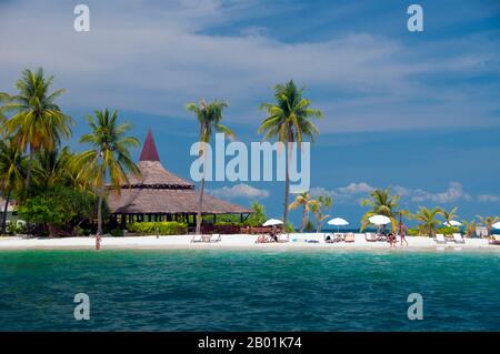 Thaïlande : Sivalai Beach Resort, Ko Muk, province de Trang. Ko Muk ou «Pearl Island» se trouve à 13 km (8 miles) au sud de Trang's Pak Meng Pier. Jusqu'à assez récemment, une destination reculée de Backpacker avec une petite population résidente de Chao Lae «Sea Gypsies», Ko Muk se développe rapidement pour devenir une destination plus haut de gamme. Tham Morakot ou « Emerald Cave » est une attraction locale majeure. Les visiteurs doivent nager environ 75 mètres (240 pieds) à travers une caverne remplie d'eau à marée haute, une partie de la baignade étant dans l'obscurité virtuelle, pour atteindre un hong ou un lagon rempli de mer. Banque D'Images