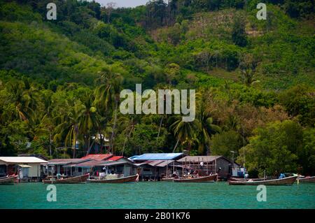 Thaïlande : Hua Laem, Ko Muk, province de Trang. Ko Muk ou «Pearl Island» se trouve à 13 km (8 miles) au sud de Trang's Pak Meng Pier. Jusqu'à assez récemment, une destination reculée de Backpacker avec une petite population résidente de Chao Lae «Sea Gypsies», Ko Muk se développe rapidement pour devenir une destination plus haut de gamme. Tham Morakot ou « Emerald Cave » est une attraction locale majeure. Les visiteurs doivent nager environ 75 mètres (240 pieds) à travers une caverne remplie d'eau à marée haute, une partie de la baignade étant dans l'obscurité virtuelle, pour atteindre un hong ou un lagon rempli de mer qui est autrement coupé du monde extérieur. Banque D'Images