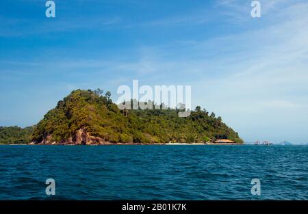 Thaïlande : Ko Hai, province de Trang. Ko Hai, également connue sous le nom de Ko Ngai, est une petite île magnifique située à environ 15 km (10 miles) de la jetée de Pak Meng de Trang et facilement accessible en bateau. La province de Trang dépendait de l'extraction de l'étain jusqu'à ce que les premiers plants de caoutchouc soient importés en Thaïlande vers 1901 - une partie d'un long voyage depuis l'Amérique du Sud via les États malais voisins. Le caoutchouc, l'huile de palme et la pêche sont les piliers de l'économie de la province. Le tourisme a un impact croissant alors que la côte et les îles Andaman de Trang sont de plus en plus développées et popularisées. Banque D'Images