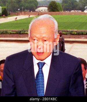 Singapour : Lee Kuan Yew (16 septembre 1923 - 23 mars 2015), premier Premier ministre de la République de Singapour (r. 1959-1990), escorté au Pentagone, États-Unis, pendant son mandat de Premier ministre (r. 1990-2004), le 2 mai 2002. Lee Kuan Yew, GCMG, CH (également Lee Kwan-YEW), est un homme d'État singapourien. Il a été le premier Premier ministre de la République de Singapour et l'un des premiers ministres les plus anciens au monde. Il a supervisé la séparation de Singapour de la Malaisie en 1965 et sa transformation ultérieure d'un avant-poste colonial sous-développé en une grande puissance économique asiatique. Banque D'Images