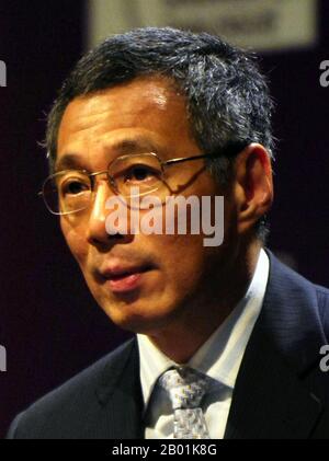 Singapour : Lee Hsien Loong (10 février 1952- ), le troisième et actuel Premier ministre de Singapour (r. 2004-), prononce le discours d'ouverture de la 6e conférence de l'Institut international d'études stratégiques à Singapour, du 1 au 27 juin 2007. Lee Hsien Loong est le troisième et actuel Premier ministre de Singapour, et le fils aîné du premier Premier ministre de Singapour, Lee Kuan Yew. Il est Premier ministre depuis 2004 et député depuis 1984. Il a également occupé des postes de vice-premier ministre, de ministre des finances et de ministre du commerce. Banque D'Images