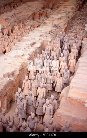 Chine : guerriers de l'armée de terre cuite gardant la tombe de Qin Shi Huang, premier empereur d'une Chine unifiée (r. 246-221 av. J.-C.), près de Xi'an. Lors d'une sécheresse en 1974, les agriculteurs creusant un puits sont tombés sur l'une des découvertes archéologiques les plus étonnantes de l'histoire moderne - les guerriers en terre cuite. L'armée de terre cuite, des milliers de soldats, chevaux et chars, était restée secrètement en service pendant environ 2 000 ans, gardant le mausolée voisin de Qin Shu Huang, le premier empereur d'une Chine unifiée. Banque D'Images