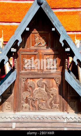 Thaïlande : planches de barge en bois sculpté sur l'entrée de la terrasse inférieure est, Wat pong Sanuk Tai, Lampang, province de Lampang, nord de la Thaïlande. Wat pong Sanuk Tai ou «le monastère du marais d'amusement du Sud» a été construit à la fin du 18e siècle combinant les styles birmans et Lanna de l'architecture. Le mondop du temple est l'un des plus beaux exemples de son type et est un merveilleux mélange de lanna et de fabrication birmane. Lampang a été fondée à l'origine au cours de la période Dvaravati du 7e siècle. Il ne reste rien de ces premiers temps, mais la ville est riche en temples, dont beaucoup ont une saveur birmane. Banque D'Images