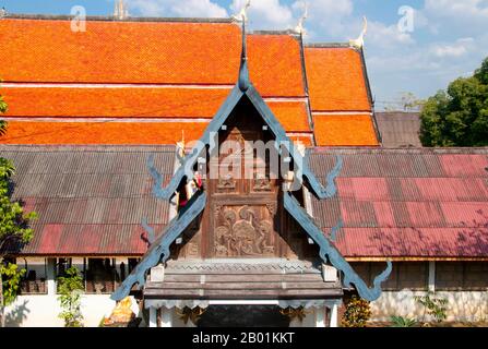 Thaïlande : planches de barge en bois sculpté sur l'entrée de la terrasse inférieure est, Wat pong Sanuk Tai, Lampang, province de Lampang, nord de la Thaïlande. Wat pong Sanuk Tai ou «le monastère du marais d'amusement du Sud» a été construit à la fin du 18e siècle combinant les styles birmans et Lanna de l'architecture. Le mondop du temple est l'un des plus beaux exemples de son type et est un merveilleux mélange de lanna et de fabrication birmane. Lampang a été fondée à l'origine au cours de la période Dvaravati du 7e siècle. Il ne reste rien de ces premiers temps, mais la ville est riche en temples, dont beaucoup ont une saveur birmane. Banque D'Images