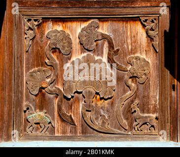 Thaïlande : planches de barge en bois sculpté sur l'entrée de la terrasse inférieure est, Wat pong Sanuk Tai, Lampang, province de Lampang, nord de la Thaïlande. Wat pong Sanuk Tai ou «le monastère du marais d'amusement du Sud» a été construit à la fin du 18e siècle combinant les styles birmans et Lanna de l'architecture. Le mondop du temple est l'un des plus beaux exemples de son type et est un merveilleux mélange de lanna et de fabrication birmane. Lampang a été fondée à l'origine au cours de la période Dvaravati du 7e siècle. Il ne reste rien de ces premiers temps, mais la ville est riche en temples, dont beaucoup ont une saveur birmane. Banque D'Images