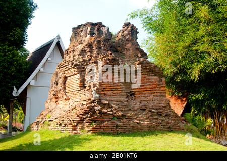 Thaïlande : vestiges de chedi anciens, Wat Phra Kaeo Don Tao, Lampang, province de Lampang. Wat Phra Kaeo Don Tao (le monastère du Bouddha d'émeraude sur le jar d'eau Knoll) est le temple le plus important de Lampang ayant abrité le Bouddha d'émeraude (Phra Kaeo Morakot). Le Bouddha d'émeraude réside maintenant dans le Wat Phra Kaeo de Bangkok (qui fait partie du complexe du Grand Palais), le temple le plus important de Thaïlande. Lampang a été fondée à l'origine au cours de la période Dvaravati du 7e siècle. Il ne reste rien de ces premiers temps, mais la ville est riche en temples, dont beaucoup ont une saveur distinctement birmane. Banque D'Images