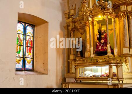 Philippines : Jésus portant sa croix, St. Cathédrale Paul, Vigan, province d'Ilocos sur, île de Luzon. L'actuelle St. La cathédrale Paul a été construite en 1641. Il y avait eu une chapelle plus modeste en bois et en chaume construite sur le même site en 1574, mais elle a subi deux fois les ravages des tremblements de terre, d'abord en 1619, puis quelques années plus tard en 1627. La ville de Vigan est la capitale de la province d'Ilocos sur et située sur la côte ouest de l'île de Luzon. Vigan est la seule ville historique survivante aux Philippines qui remonte au 15e siècle période coloniale espagnole. Banque D'Images