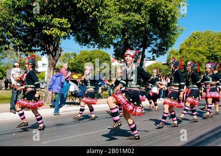 Thaïlande : Akha Dancers, Chiang Mai Flower Festival Parade, Chiang Mai, nord de la Thaïlande. Chiang Mai est connu comme «la Rose du Nord», mais il fleurit vraiment en février, vers la fin de la saison fraîche. Chaque année, le premier week-end de février, le Festival des fleurs de Chiang Mai est ouvert. Les parterres de fleurs dans les espaces publics tout autour de la ville sont particulièrement beaux à cette période de l'année. Partout, on peut trouver de magnifiques étalages de chrysanthèmes jaunes et blancs, et la Rose de Damas, une variété que l'on ne trouve qu'à Chiang Mai. Banque D'Images