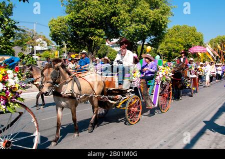 Thaïlande : calèches tirées par des chevaux, Parade du Festival des fleurs de Chiang Mai, Chiang Mai, nord de la Thaïlande. Chiang Mai est connu comme «la Rose du Nord», mais il fleurit vraiment en février, vers la fin de la saison fraîche. Chaque année, le premier week-end de février, le Festival des fleurs de Chiang Mai est ouvert. Les parterres de fleurs dans les espaces publics tout autour de la ville sont particulièrement beaux à cette période de l'année. Partout, on peut trouver de magnifiques étalages de chrysanthèmes jaunes et blancs, et la Rose de Damas, une variété que l'on ne trouve qu'à Chiang Mai. Banque D'Images