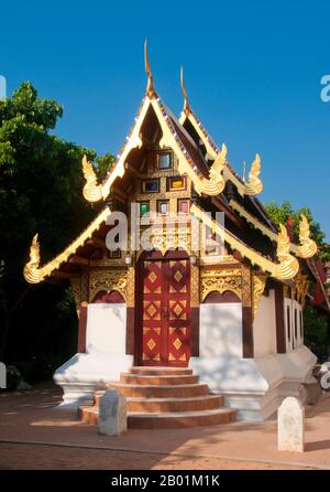 Thaïlande : Ubosot (salle d'ordination), Wat Duang Di, Chiang Mai, nord de la Thaïlande. Wat Duang Di ou «le monastère de la chance» date du 19e siècle et est célèbre pour ses frontons sculptés et autres décorations en stuc. Le roi Mengrai a fondé la ville de Chiang Mai (signifiant « nouvelle ville ») en 1296, et elle a succédé à Chiang Rai comme capitale du royaume de Lanna. Chiang Mai parfois écrit comme 'Chiengmai' ou 'Chiangmai', est la ville la plus grande et la plus culturellement significative du nord de la Thaïlande. Banque D'Images