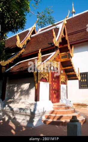 Thaïlande : Ubosot (salle d'ordination), Wat Duang Di, Chiang Mai, nord de la Thaïlande. Wat Duang Di ou «le monastère de la chance» date du 19e siècle et est célèbre pour ses frontons sculptés et autres décorations en stuc. Le roi Mengrai a fondé la ville de Chiang Mai (signifiant « nouvelle ville ») en 1296, et elle a succédé à Chiang Rai comme capitale du royaume de Lanna. Chiang Mai parfois écrit comme 'Chiengmai' ou 'Chiangmai', est la ville la plus grande et la plus culturellement significative du nord de la Thaïlande. Banque D'Images