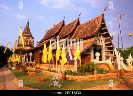 Thaïlande : le chedi du 16e siècle et plus récent viharn à Wat Lok Moli, Chiang Mai, nord de la Thaïlande. Wat Lok Moli ou « nœud supérieur du monde » aurait été fondé par le roi Ku Na, le 6e roi de la dynastie Mangrai (1263-1578), qui a gouverné le Royaume LAN Na à partir de Chiang Mai entre 1367 et 1388. C'était probablement un temple royal, puisque le côté nord de la ville était une enceinte royale à l'époque ; certainement le sanctuaire jouissait d'une longue et étroite association avec les dirigeants Mangrai Banque D'Images