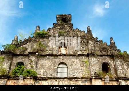 Philippines : détail de la façade de l'église, église catholique San Agustin (Saint Augustin), Paoay, Ilocos Norte, île de Luzon. Le plus ancien enregistrement historique de la région de Paoay remonte à 1593, devenant une paroisse indépendante Augustinienne en 1686. La construction de l'église actuelle a été commencée en 1694 par le frère Augustine, le père Antonio Estavillo, et elle a été achevée en 1710. L'église est célèbre pour son architecture distincte soulignée par les énormes contreforts sur les côtés et à l'arrière du bâtiment. Banque D'Images