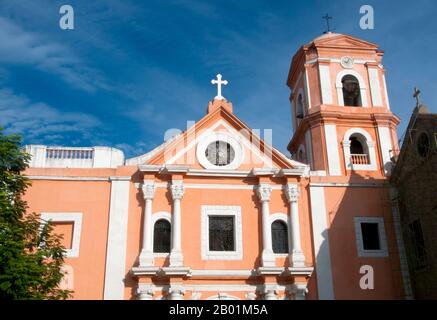 Philippines : Église San Agustin (Saint Augustin), Intramuros, Manille. L'église San Agustin d'origine a été la première structure religieuse construite sur l'île de Luzon et a été achevée en 1571. L'église actuelle a été achevée en 1604 et est la plus ancienne église encore debout aux Philippines ; aucun autre bâtiment survivant n'a été prétendu être antérieur à l'église San Agustin. Intramuros est le plus ancien quartier et le centre historique de Manille. Surnommée la « ville fortifiée », l'Intramuros fortifiée était toute l'étendue de la ville de Manille et le siège du gouvernement pendant la période coloniale espagnole. Banque D'Images