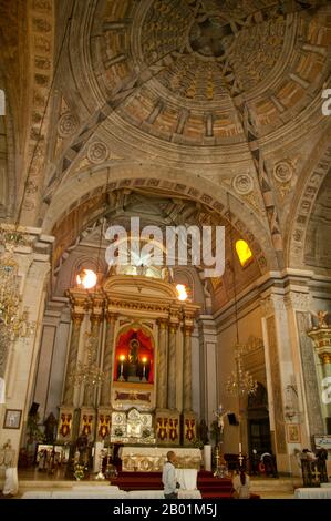 Philippines : intérieur de l'église San Agustin (Saint Augustin), Intramuros, Manille. L'église San Agustin d'origine a été la première structure religieuse construite sur l'île de Luzon et a été achevée en 1571. L'église actuelle a été mise à feu en 1604 et est la plus ancienne église encore debout aux Philippines ; aucun autre bâtiment survivant n'a été prétendu être antérieur à l'église San Agustin. Intramuros est le plus ancien quartier et le centre historique de Manille. Surnommée la « ville fortifiée », l'Intramuros fortifiée était toute l'étendue de la ville de Manille et le siège du gouvernement pendant la domination coloniale espagnole. Banque D'Images