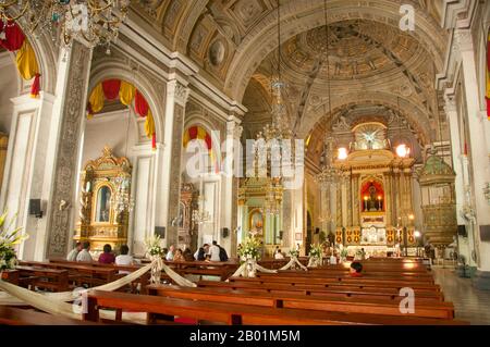 Philippines : intérieur de l'église San Agustin (Saint Augustin), Intramuros, Manille. L'église San Agustin d'origine a été la première structure religieuse construite sur l'île de Luzon et a été achevée en 1571. L'église actuelle a été mise à feu en 1604 et est la plus ancienne église encore debout aux Philippines ; aucun autre bâtiment survivant n'a été prétendu être antérieur à l'église San Agustin. Intramuros est le plus ancien quartier et le centre historique de Manille. Surnommée la « ville fortifiée », l'Intramuros fortifiée était toute l'étendue de la ville de Manille et le siège du gouvernement pendant la domination coloniale espagnole. Banque D'Images