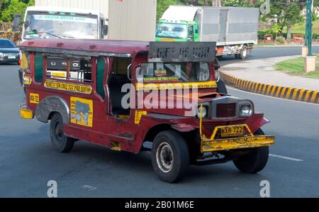 Philippines : Jeepney, Anda Circle, Bonifacio Drive, près d'Intramuros, Manille. Les jeepneys sont le moyen de transport public le plus populaire aux Philippines. Ils ont été fabriqués à l'origine à partir de jeeps militaires américaines laissées de la Seconde Guerre mondiale et sont connus pour leur décoration flamboyante et leurs sièges bondés. Ils sont devenus un symbole omniprésent de la culture philippine. Banque D'Images