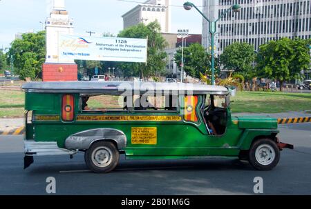 Philippines : Jeepney, Anda Circle, Bonifacio Drive, près d'Intramuros, Manille. Les jeepneys sont le moyen de transport public le plus populaire aux Philippines. Ils ont été fabriqués à l'origine à partir de jeeps militaires américaines laissées de la Seconde Guerre mondiale et sont connus pour leur décoration flamboyante et leurs sièges bondés. Ils sont devenus un symbole omniprésent de la culture philippine. Banque D'Images