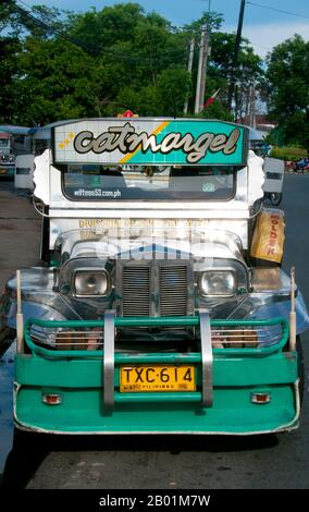 Philippines : Jeepney, Anda Circle, Bonifacio Drive, près d'Intramuros, Manille. Les jeepneys sont le moyen de transport public le plus populaire aux Philippines. Ils ont été fabriqués à l'origine à partir de jeeps militaires américaines laissées de la Seconde Guerre mondiale et sont connus pour leur décoration flamboyante et leurs sièges bondés. Ils sont devenus un symbole omniprésent de la culture philippine. Banque D'Images