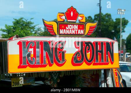 Philippines : Jeepney, Anda Circle, Bonifacio Drive, près d'Intramuros, Manille. Les jeepneys sont le moyen de transport public le plus populaire aux Philippines. Ils ont été fabriqués à l'origine à partir de jeeps militaires américaines laissées de la Seconde Guerre mondiale et sont connus pour leur décoration flamboyante et leurs sièges bondés. Ils sont devenus un symbole omniprésent de la culture philippine. Banque D'Images