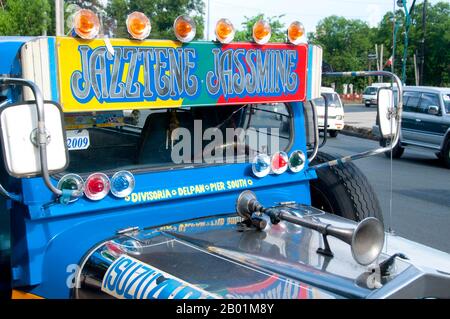 Philippines : Jeepney, Anda Circle, Bonifacio Drive, près d'Intramuros, Manille. Les jeepneys sont le moyen de transport public le plus populaire aux Philippines. Ils ont été fabriqués à l'origine à partir de jeeps militaires américaines laissées de la Seconde Guerre mondiale et sont connus pour leur décoration flamboyante et leurs sièges bondés. Ils sont devenus un symbole omniprésent de la culture philippine. Banque D'Images