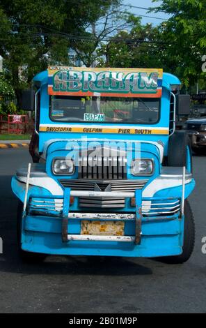 Philippines : Jeepney, Anda Circle, Bonifacio Drive, près d'Intramuros, Manille. Les jeepneys sont le moyen de transport public le plus populaire aux Philippines. Ils ont été fabriqués à l'origine à partir de jeeps militaires américaines laissées de la Seconde Guerre mondiale et sont connus pour leur décoration flamboyante et leurs sièges bondés. Ils sont devenus un symbole omniprésent de la culture philippine. Banque D'Images